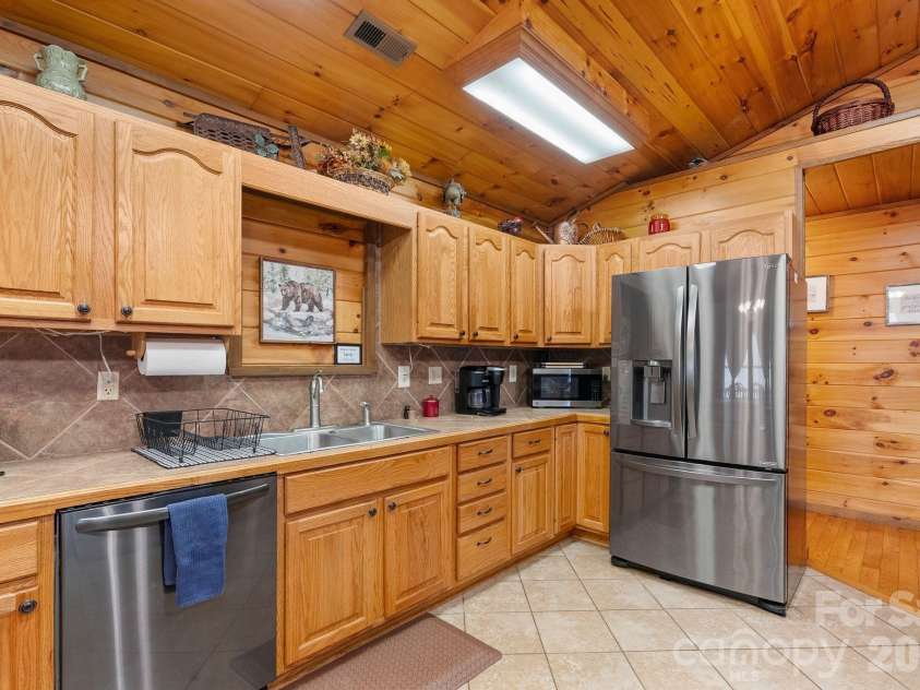 264 Moonbeam Lane, Clyde, NC 28721.  MLS# CAR4344576, YatesRealty ID 3856. 