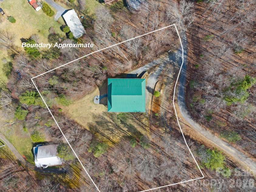 264 Moonbeam Lane, Clyde, NC 28721.  MLS# CAR4344576, YatesRealty ID 3856. 