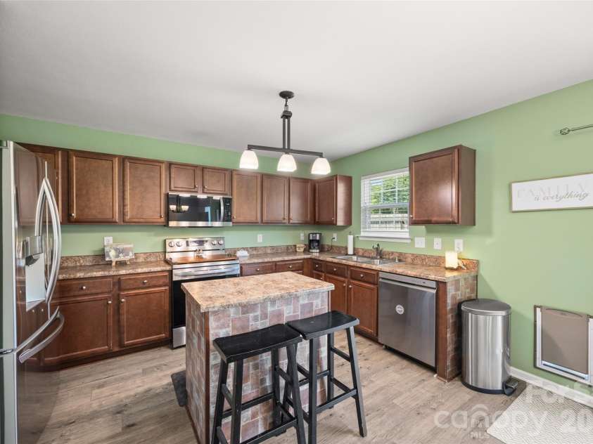 1772 Eastway Drive, Dallas, NC 28034.  MLS# CAR4404398, YatesRealty ID 38560. AMPLE CABINETS AND COUNTERTOPS!