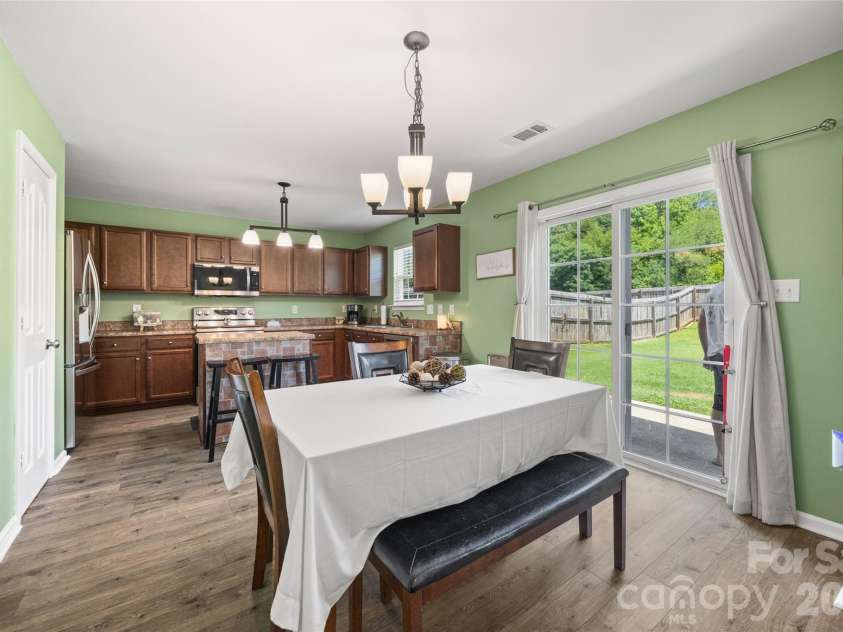 1772 Eastway Drive, Dallas, NC 28034.  MLS# CAR4404398, YatesRealty ID 38560. CASUAL DINING