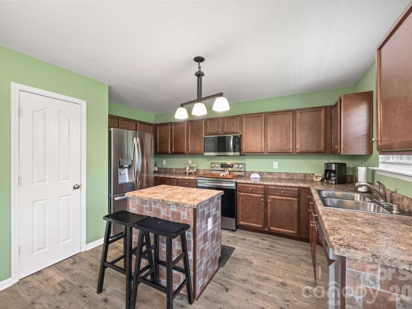 1772 Eastway Drive, Dallas, NC 28034.  MLS# CAR4404398, YatesRealty ID 38560. SPACIOUS KITCHEN