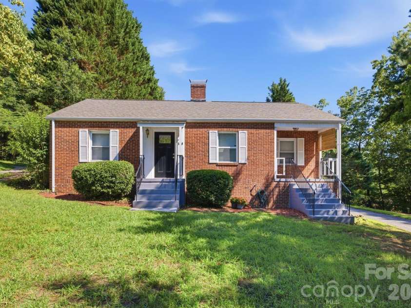 1060 14th Avenue, Hickory, NC 28601.  MLS# CAR4405421, YatesRealty ID 38570. 