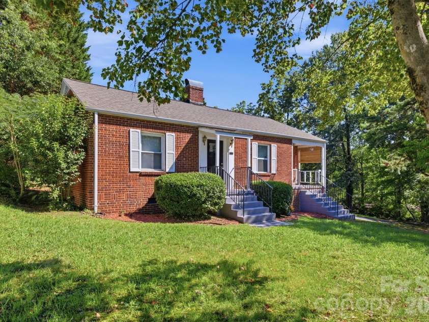 1060 14th Avenue, Hickory, NC 28601.  MLS# CAR4405421, YatesRealty ID 38570. 