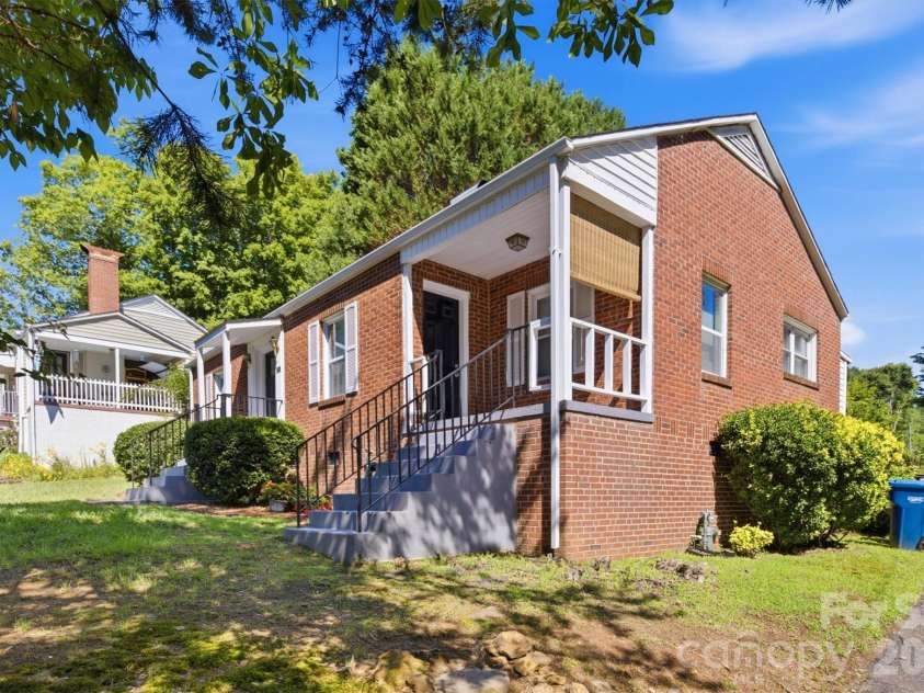 1060 14th Avenue, Hickory, NC 28601.  MLS# CAR4405421, YatesRealty ID 38570. 