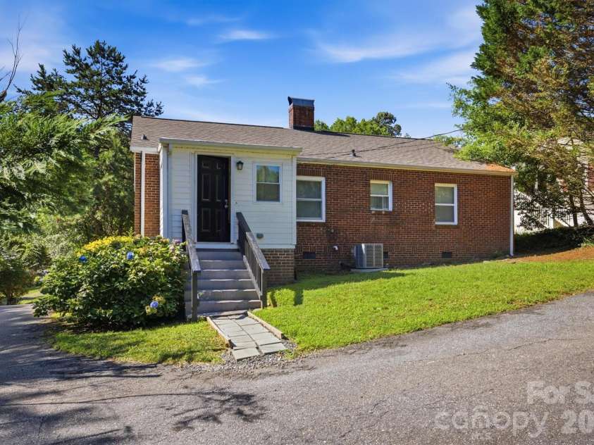 1060 14th Avenue, Hickory, NC 28601.  MLS# CAR4405421, YatesRealty ID 38570. 