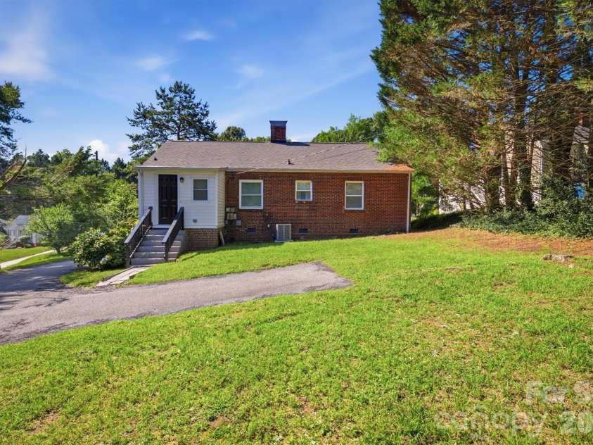 1060 14th Avenue, Hickory, NC 28601.  MLS# CAR4405421, YatesRealty ID 38570. 