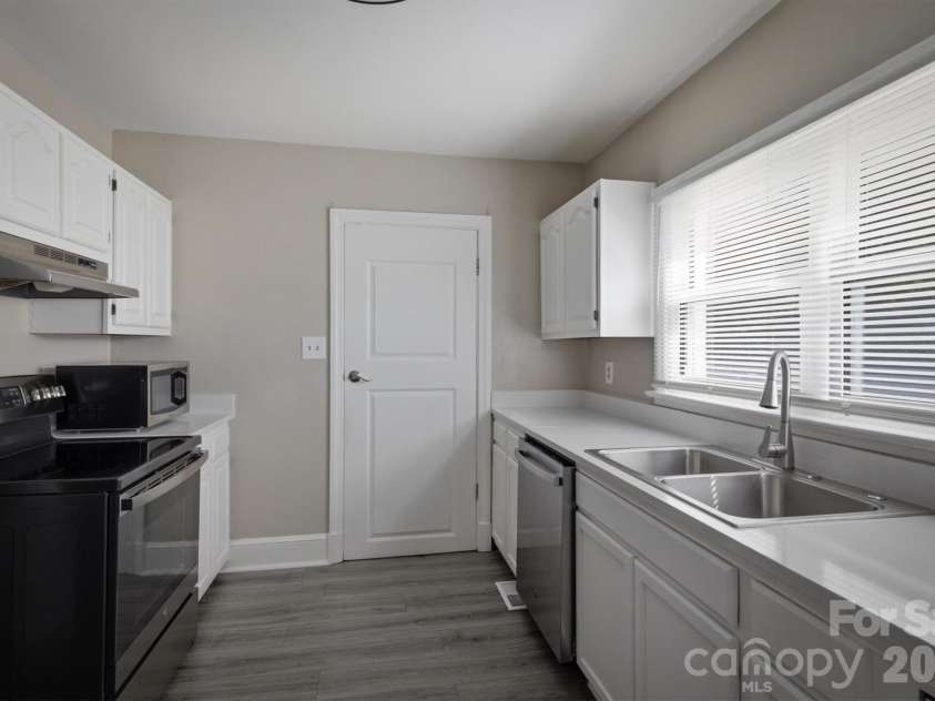 1060 14th Avenue, Hickory, NC 28601.  MLS# CAR4405421, YatesRealty ID 38570. 