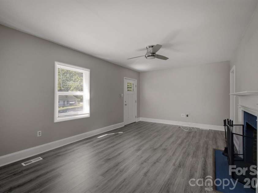 1060 14th Avenue, Hickory, NC 28601.  MLS# CAR4405421, YatesRealty ID 38570. 