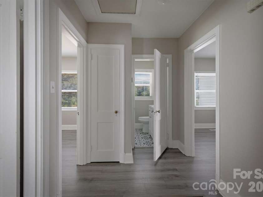 1060 14th Avenue, Hickory, NC 28601.  MLS# CAR4405421, YatesRealty ID 38570. 