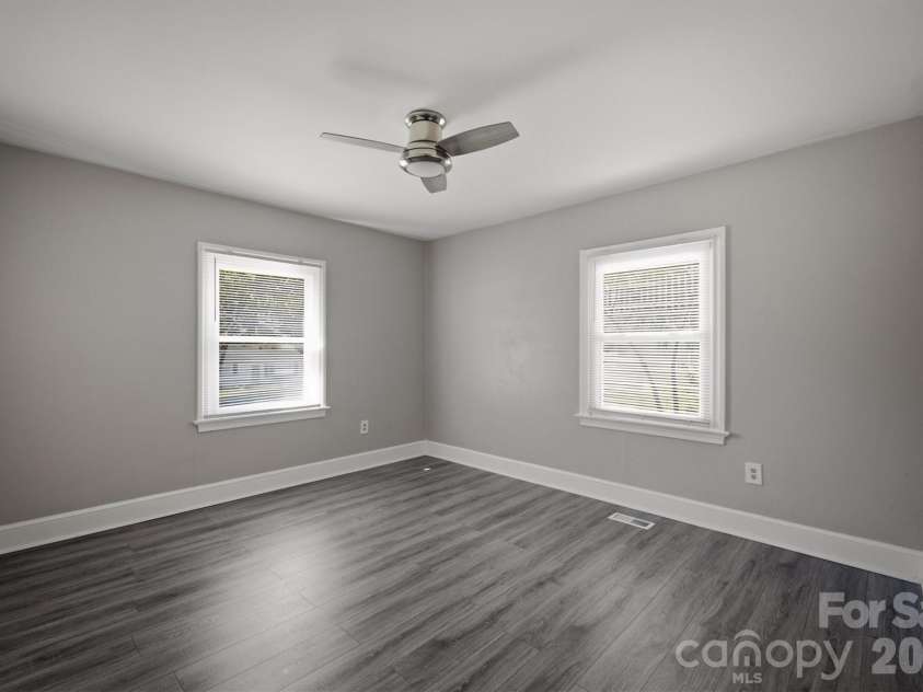 1060 14th Avenue, Hickory, NC 28601.  MLS# CAR4405421, YatesRealty ID 38570. 