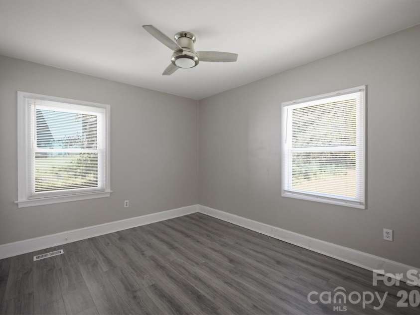 1060 14th Avenue, Hickory, NC 28601.  MLS# CAR4405421, YatesRealty ID 38570. 