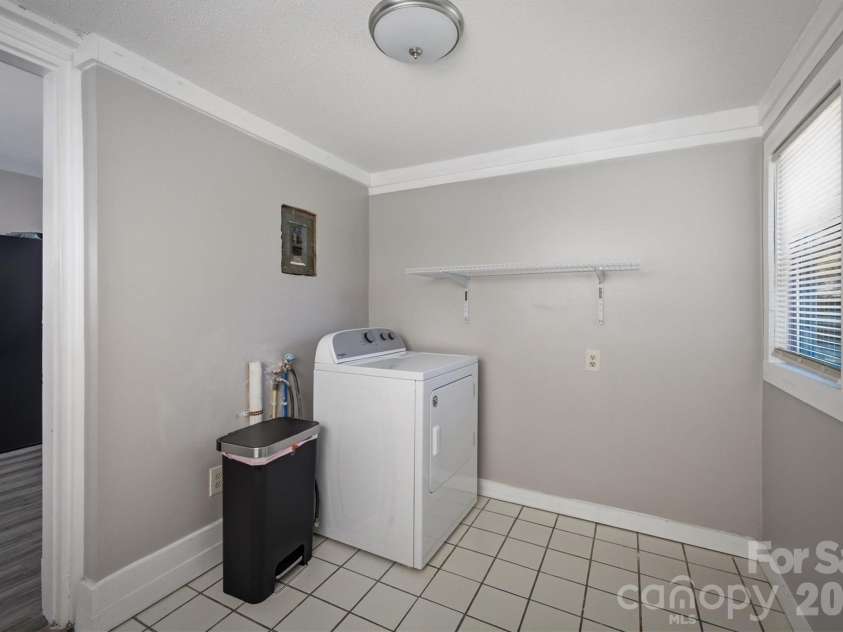 1060 14th Avenue, Hickory, NC 28601.  MLS# CAR4405421, YatesRealty ID 38570. 