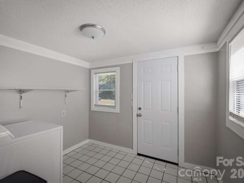 1060 14th Avenue, Hickory, NC 28601.  MLS# CAR4405421, YatesRealty ID 38570. 