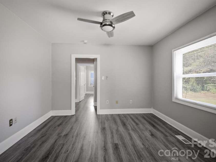 1060 14th Avenue, Hickory, NC 28601.  MLS# CAR4405421, YatesRealty ID 38570. 