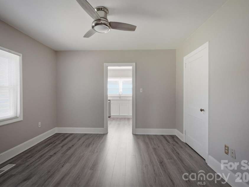 1060 14th Avenue, Hickory, NC 28601.  MLS# CAR4405421, YatesRealty ID 38570. 