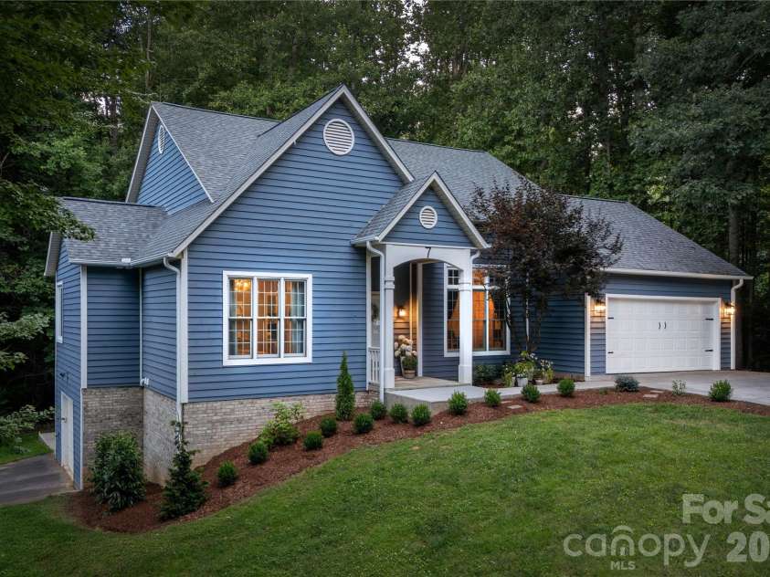 7 Oak Hollow Drive, Asheville, NC 28805.  MLS# CAR4406097, YatesRealty ID 38574. 
