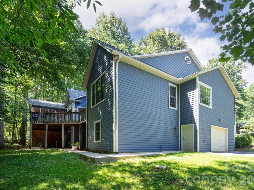 7 Oak Hollow Drive, Asheville, NC 28805.  MLS# CAR4406097, YatesRealty ID 38574. 