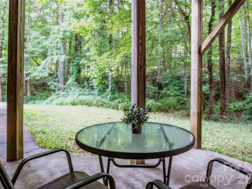 7 Oak Hollow Drive, Asheville, NC 28805.  MLS# CAR4406097, YatesRealty ID 38574. 