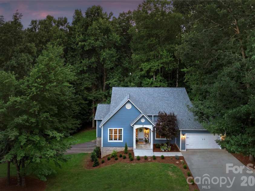 7 Oak Hollow Drive, Asheville, NC 28805.  MLS# CAR4406097, YatesRealty ID 38574. 