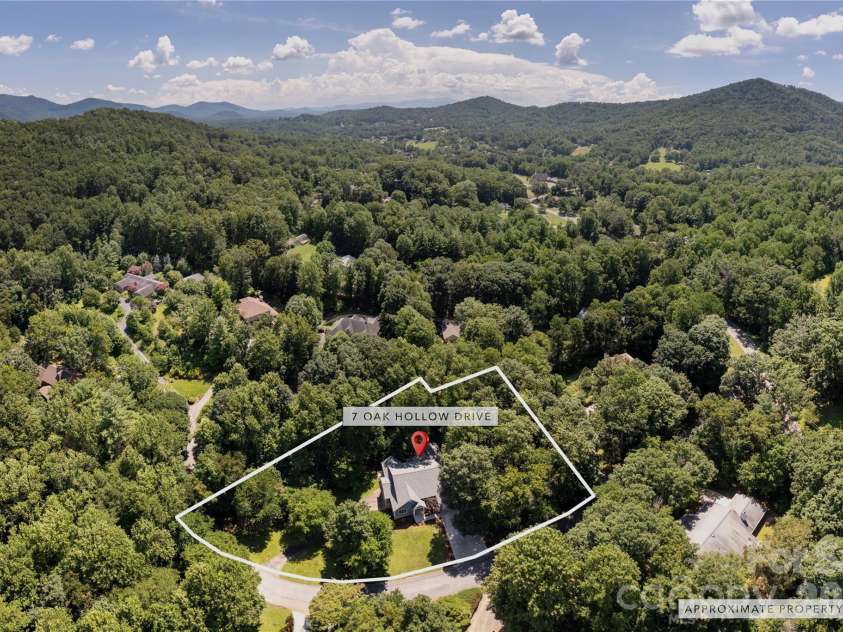7 Oak Hollow Drive, Asheville, NC 28805.  MLS# CAR4406097, YatesRealty ID 38574. 