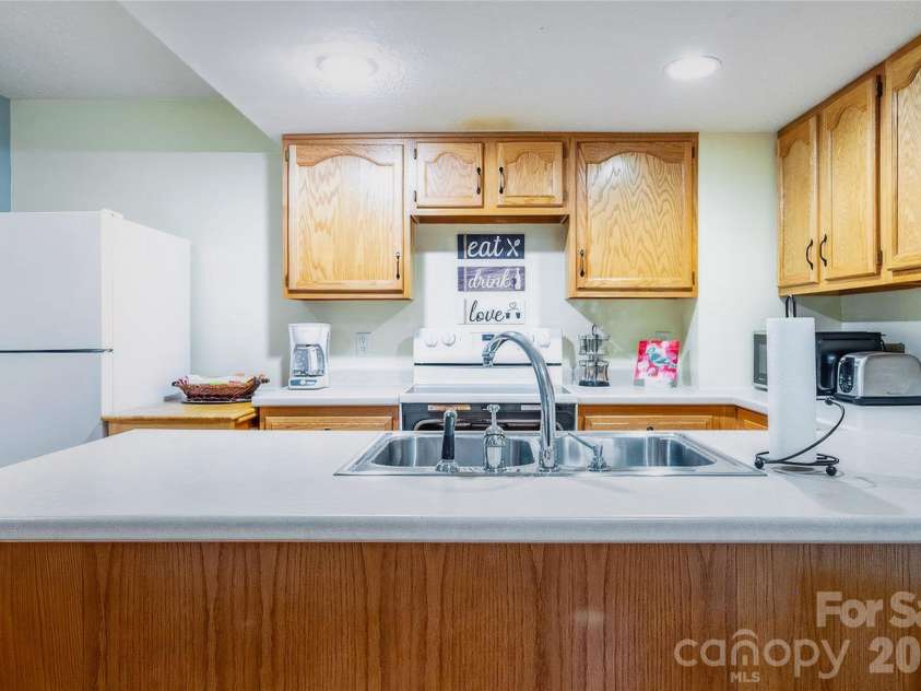 7 Oak Hollow Drive, Asheville, NC 28805.  MLS# CAR4406097, YatesRealty ID 38574. Basement Apt Kitchen