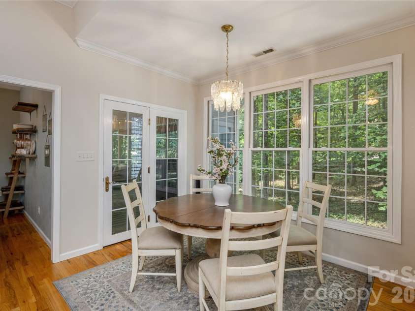 7 Oak Hollow Drive, Asheville, NC 28805.  MLS# CAR4406097, YatesRealty ID 38574. Breakfast Nook