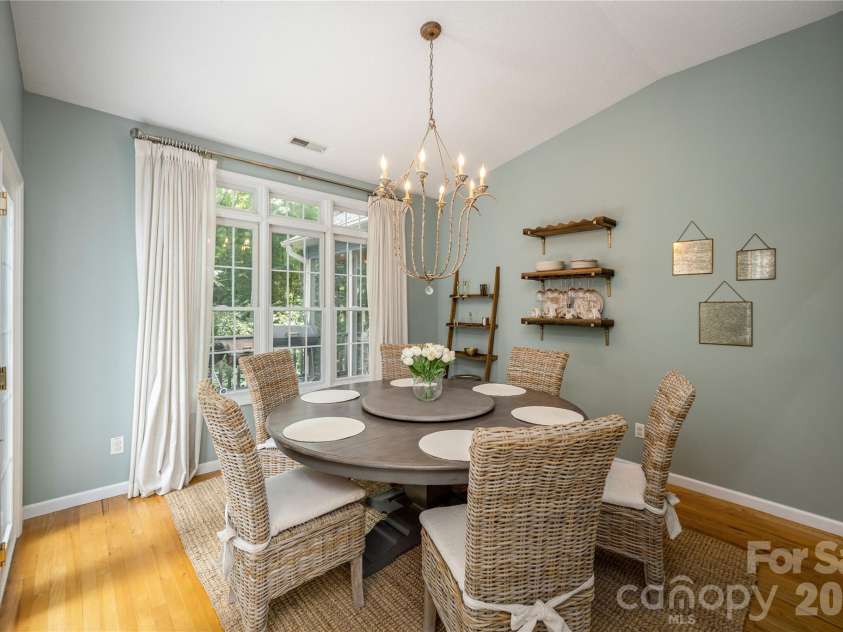 7 Oak Hollow Drive, Asheville, NC 28805.  MLS# CAR4406097, YatesRealty ID 38574. Dining Room
