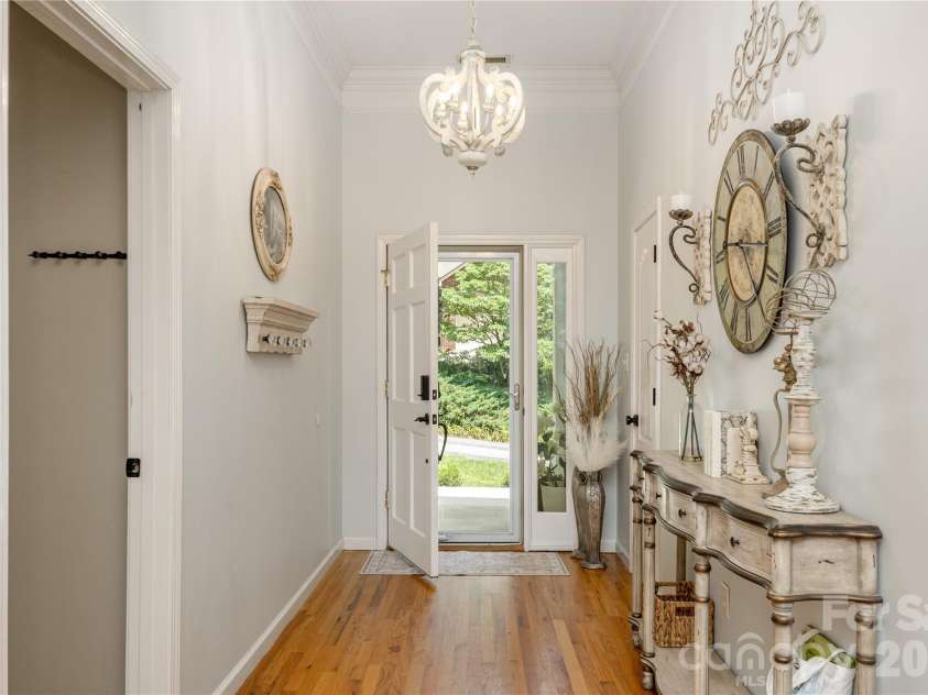 7 Oak Hollow Drive, Asheville, NC 28805.  MLS# CAR4406097, YatesRealty ID 38574. Entry way