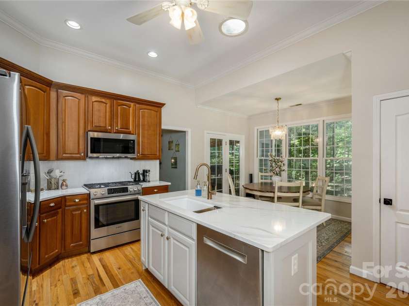 7 Oak Hollow Drive, Asheville, NC 28805.  MLS# CAR4406097, YatesRealty ID 38574. Kitchen