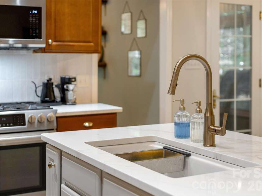7 Oak Hollow Drive, Asheville, NC 28805.  MLS# CAR4406097, YatesRealty ID 38574. Kitchen