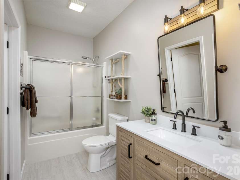7 Oak Hollow Drive, Asheville, NC 28805.  MLS# CAR4406097, YatesRealty ID 38574. Main Level Full Bath