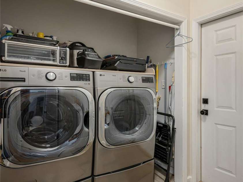 7 Oak Hollow Drive, Asheville, NC 28805.  MLS# CAR4406097, YatesRealty ID 38574. Main Level Laundry Room