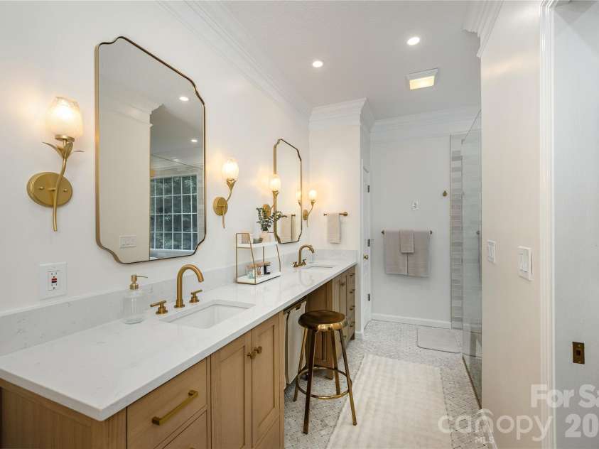 7 Oak Hollow Drive, Asheville, NC 28805.  MLS# CAR4406097, YatesRealty ID 38574. Main Level Primary Bath