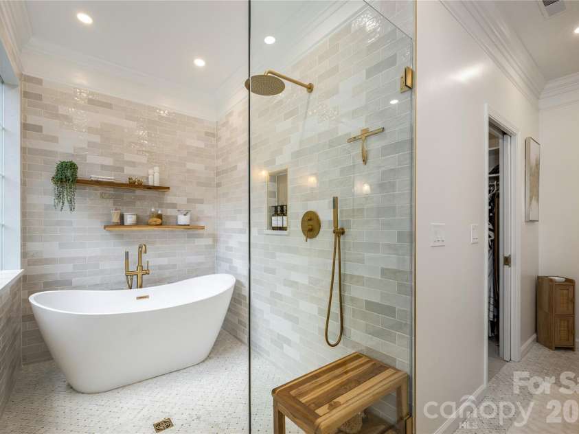 7 Oak Hollow Drive, Asheville, NC 28805.  MLS# CAR4406097, YatesRealty ID 38574. Main Level Primary Bath