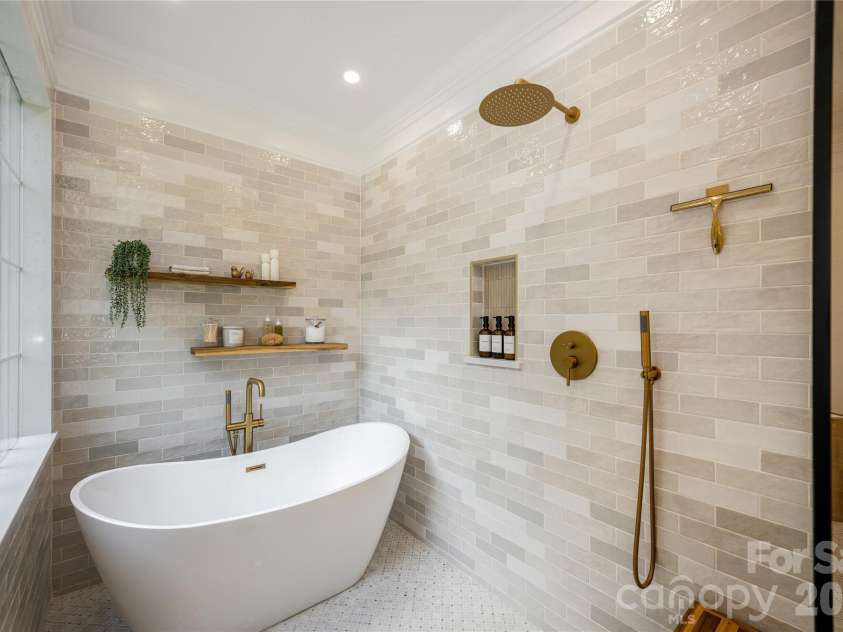 7 Oak Hollow Drive, Asheville, NC 28805.  MLS# CAR4406097, YatesRealty ID 38574. Main Level Primary Bath