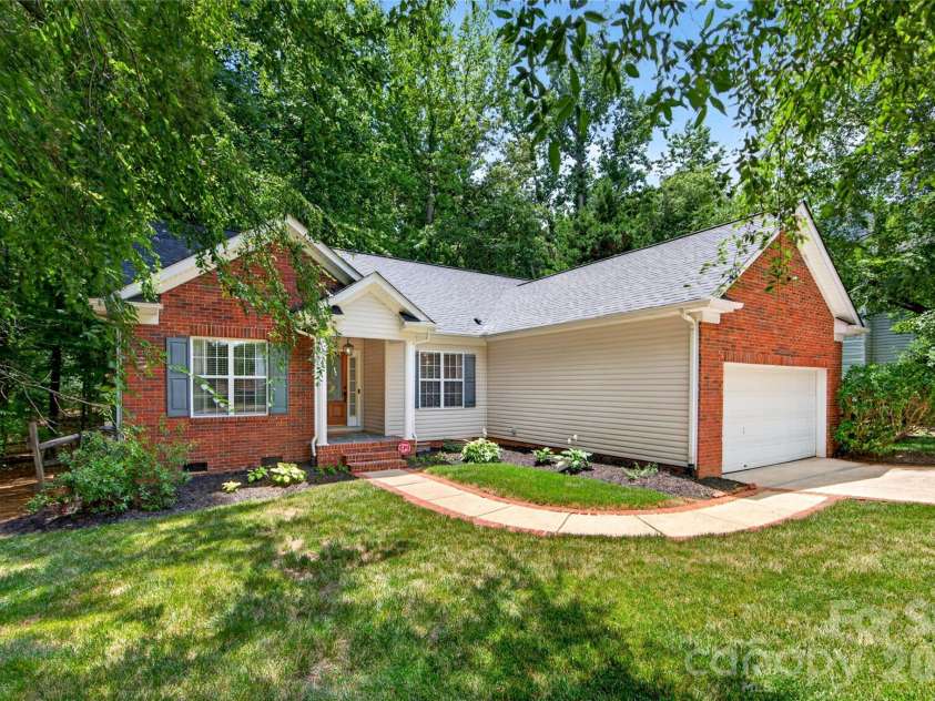 8121 Poplar Grove Circle, Waxhaw, NC 28173.  MLS# CAR4394015, YatesRealty ID 38578. 