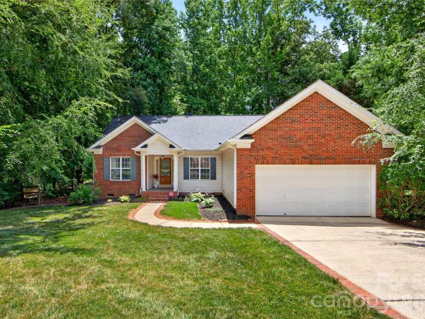 8121 Poplar Grove Circle, Waxhaw, NC 28173.  MLS# CAR4394015, YatesRealty ID 38578. 