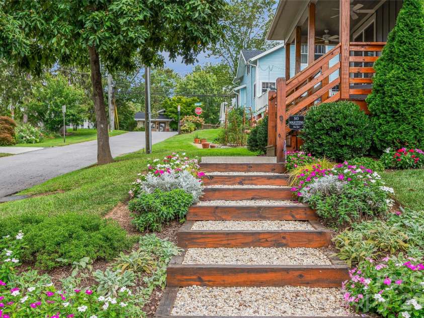 14 Davenport Road, Asheville, NC 28806.  MLS# CAR4356078, YatesRealty ID 3858. Front Walk
