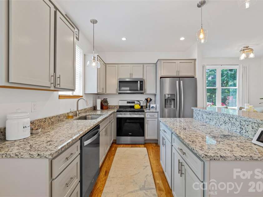 14 Davenport Road, Asheville, NC 28806.  MLS# CAR4356078, YatesRealty ID 3858. Kitchen 