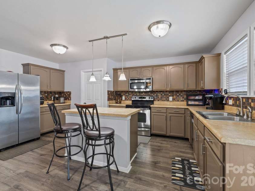 6127 Blue Ash Lane, Charlotte, NC 28215.  MLS# CAR4343878, YatesRealty ID 3858. 