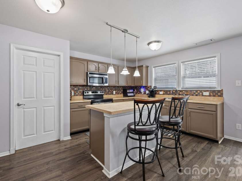 6127 Blue Ash Lane, Charlotte, NC 28215.  MLS# CAR4343878, YatesRealty ID 3858. 