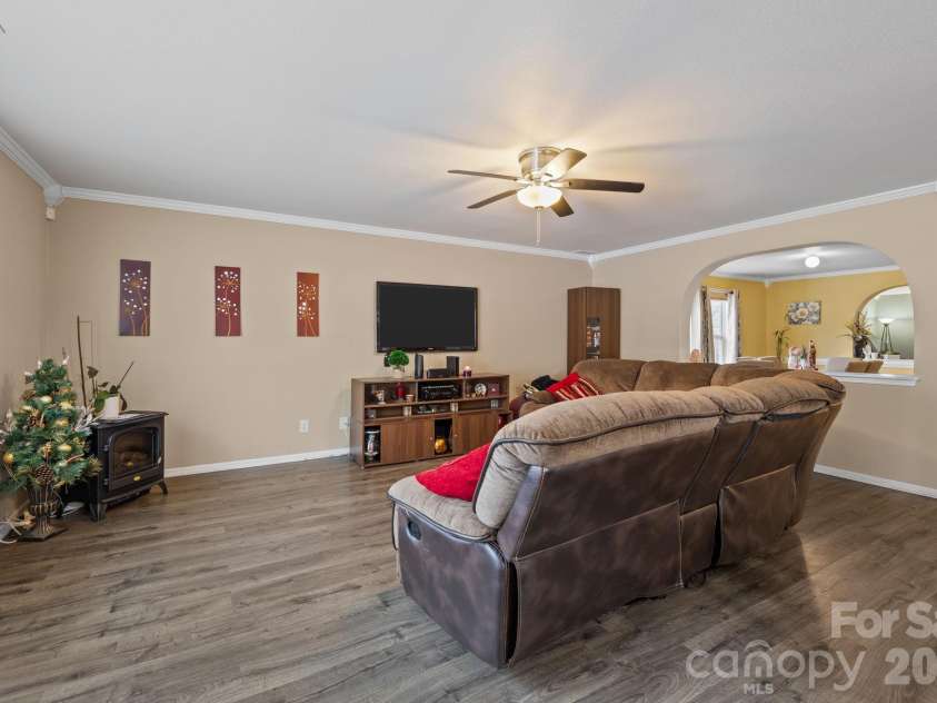 6127 Blue Ash Lane, Charlotte, NC 28215.  MLS# CAR4343878, YatesRealty ID 3858. 