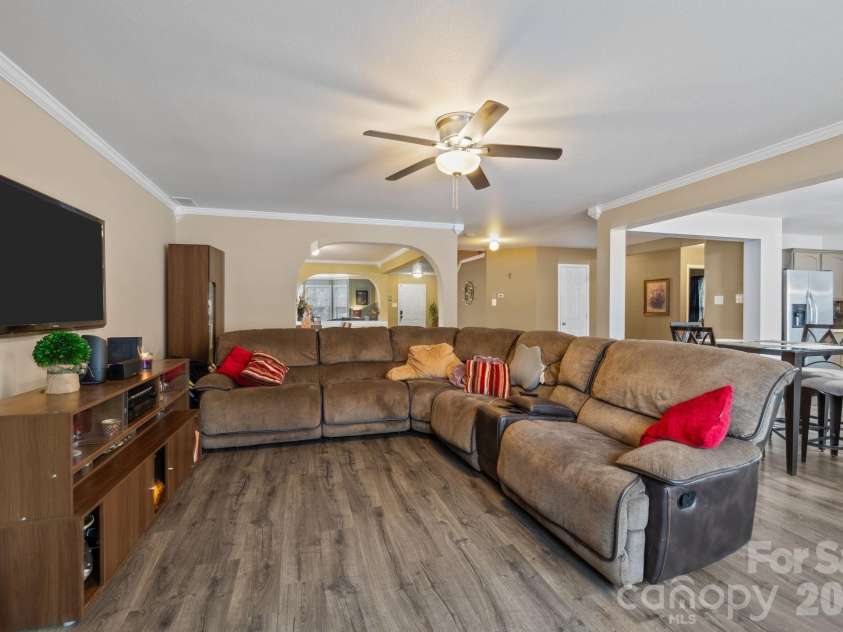 6127 Blue Ash Lane, Charlotte, NC 28215.  MLS# CAR4343878, YatesRealty ID 3858. 