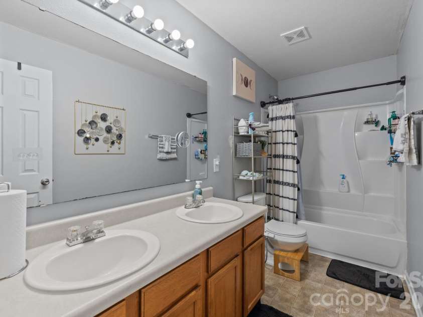 6127 Blue Ash Lane, Charlotte, NC 28215.  MLS# CAR4343878, YatesRealty ID 3858. 