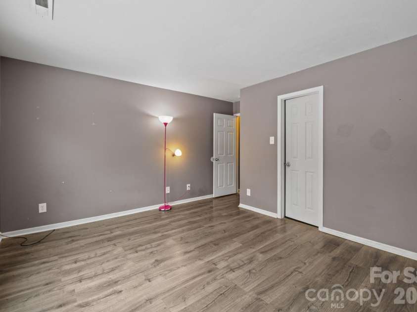 6127 Blue Ash Lane, Charlotte, NC 28215.  MLS# CAR4343878, YatesRealty ID 3858. 