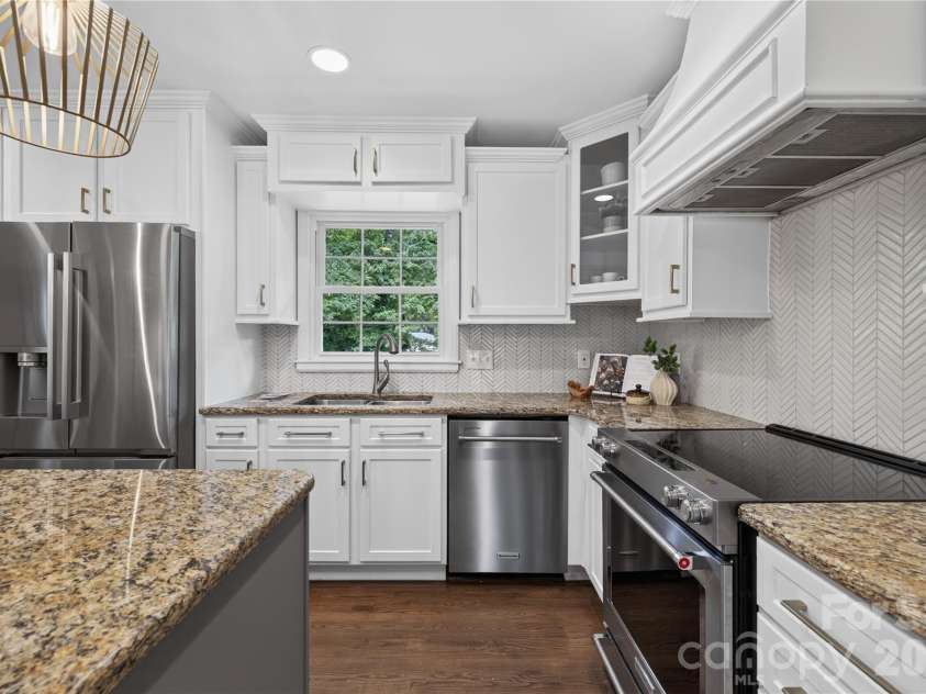 511 Merwick Circle, Charlotte, NC 28211.  MLS# CAR4403439, YatesRealty ID 38582. 
