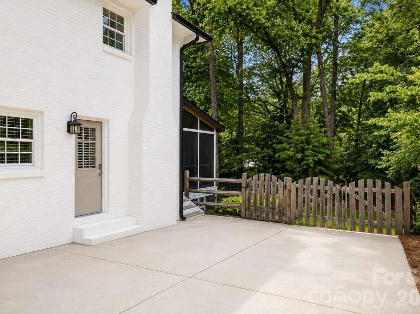 511 Merwick Circle, Charlotte, NC 28211.  MLS# CAR4403439, YatesRealty ID 38582. 