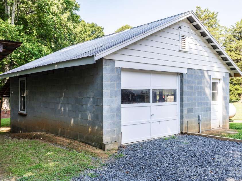 545 Mt. Shepherd Road, Asheboro, NC 27205.  MLS# CAR4403323, YatesRealty ID 38584. Detached garage