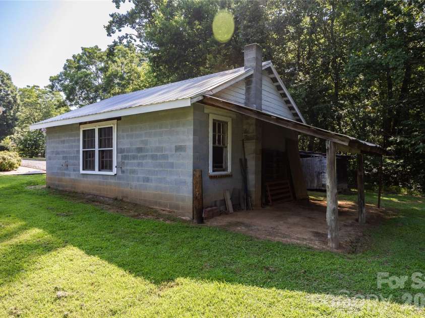545 Mt. Shepherd Road, Asheboro, NC 27205.  MLS# CAR4403323, YatesRealty ID 38584. Detached garage with lean to