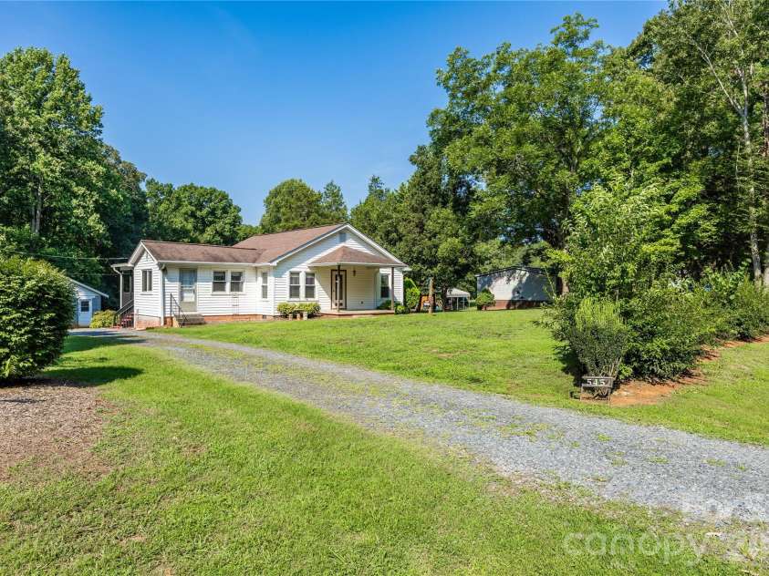 545 Mt. Shepherd Road, Asheboro, NC 27205.  MLS# CAR4403323, YatesRealty ID 38584. Driveway